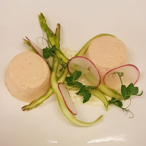 Laksesoufflé m/ hvid aspargescrème, crudité af radiser, grønne asparges og ærteskud